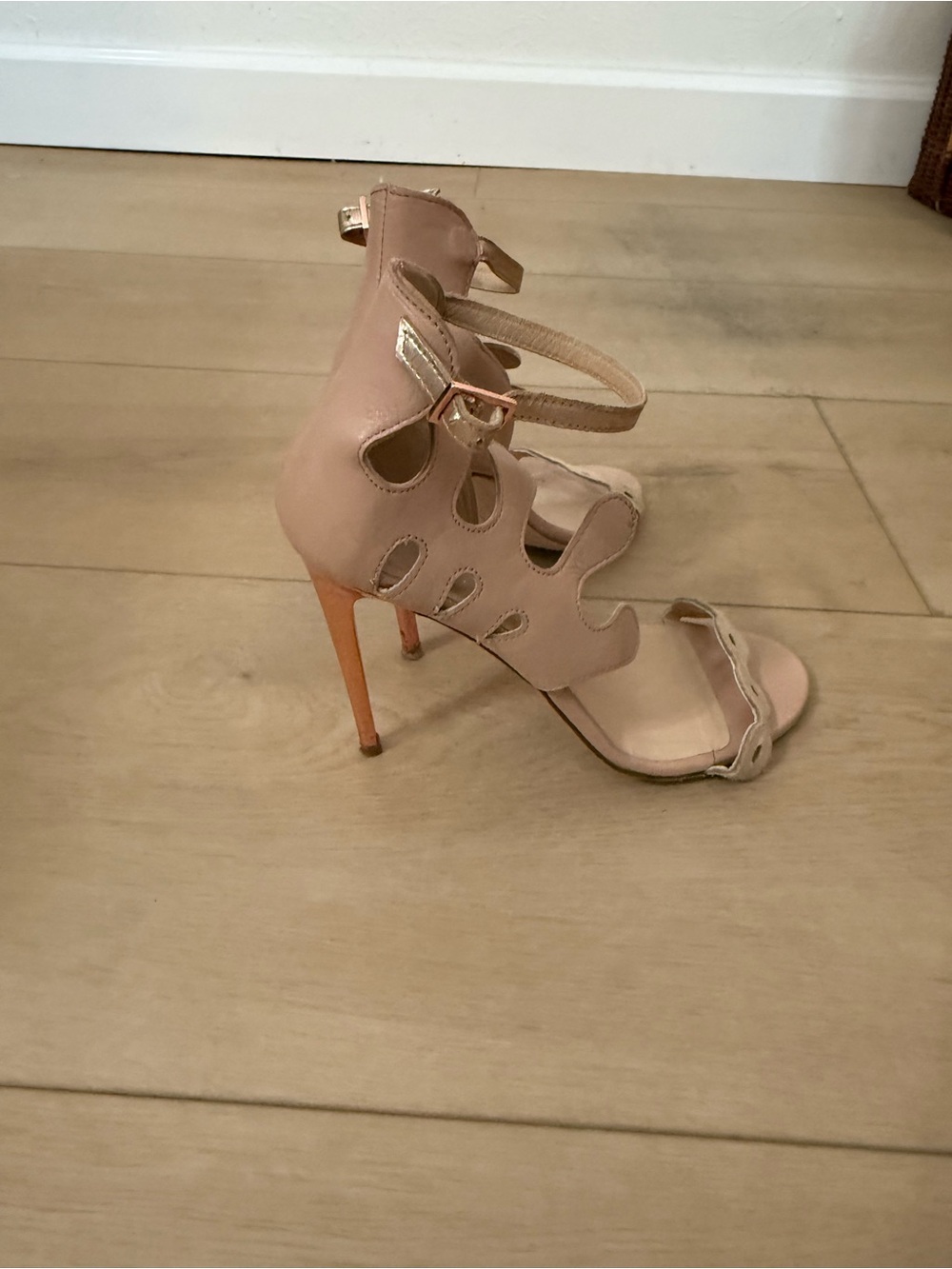 IVY KIRZHNER -Womens Scalloped Ankle-Strap Heels in Tan